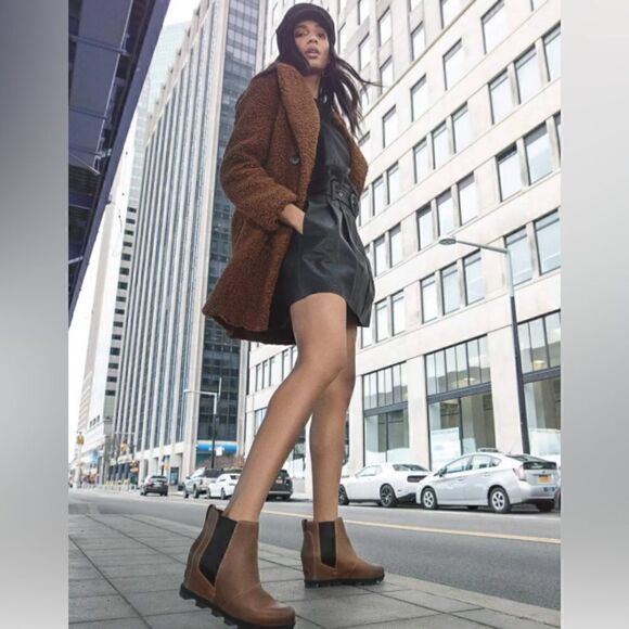 Sorel Women’s Joan of Arctic Wedge Chelsea bootie II in olive and black 9.5 - Picture 1 of 12